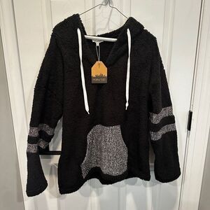 NWT Women's MainStrip Super soft Hoodie multicolored woven pouch, size M!